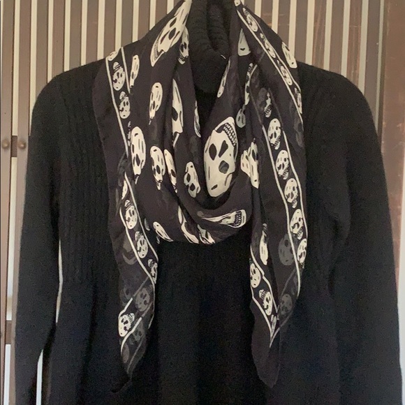 Authentic Alexander McQueen black skull scarf - Picture 6 of 7